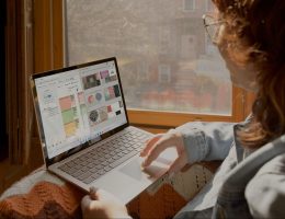 Mujer trabajando con un portátil