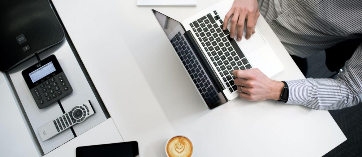 Hombre trabajando en una oficina